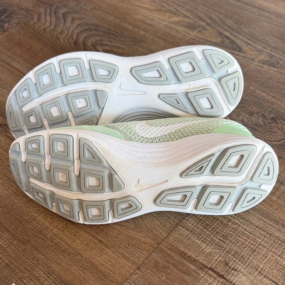 Nike Light Green Running Walking Shoes Women’s Size 7.5